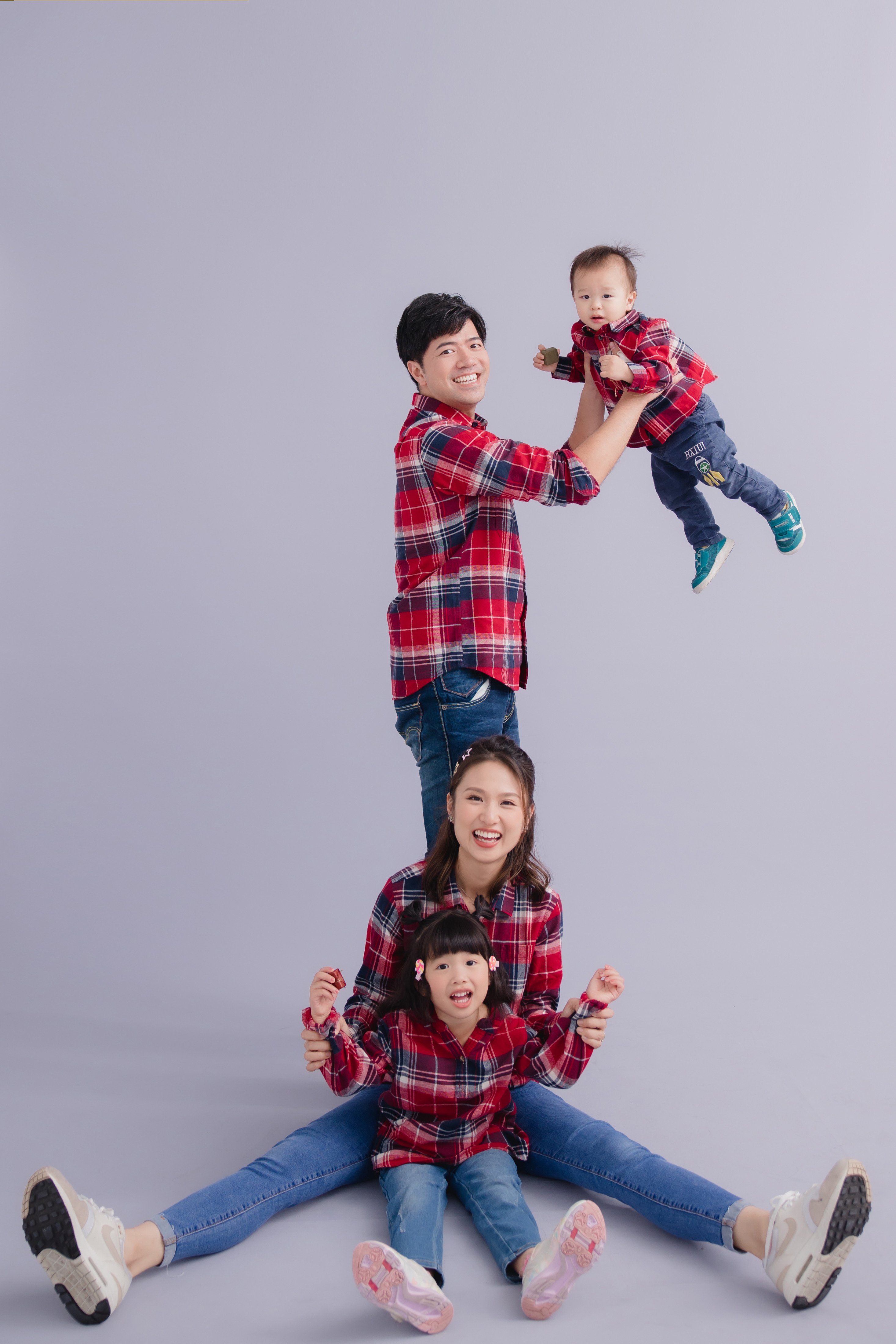 Zachary 和 Vivi 創辦故事所刊登的全家福